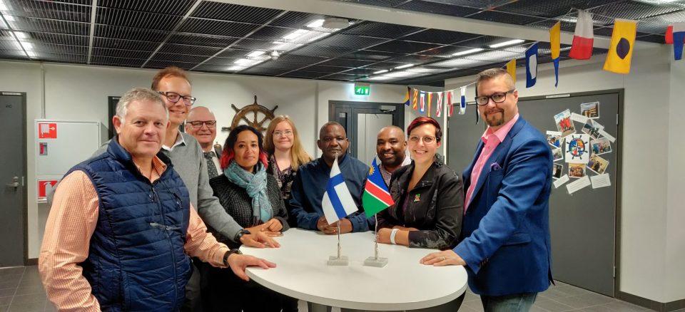 Kuva 1. Namibialainen yritysdelegaatio vieraili Ruotsissa, Latviassa, Virossa ja Suomessa marraskuussa 2019. Viikko huipentui Raumalla, Satakunnan ammattikorkeakoulun vieraana. Artikkelin kirjoittajat kuvassa: keskellä Savela ja toinen oikealta Keinänen-Toivola.
