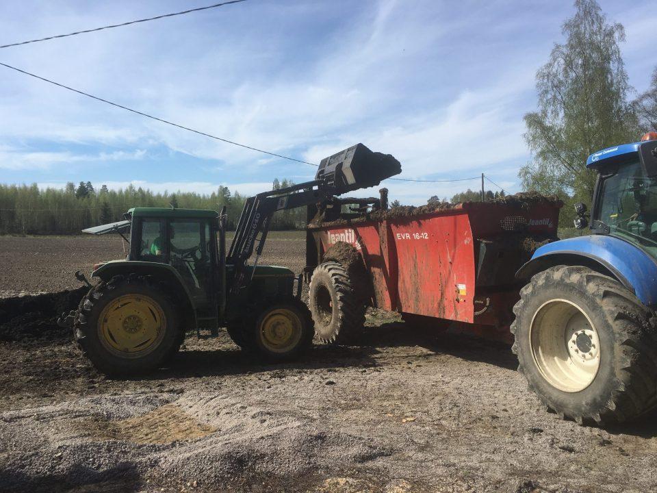 Kuva 1. Puhdistamolietepohjaiset kierrätyslannoitteet ovat kompostoinnin jälkeen olomuodoltaan lantaa muistuttavia tuotteita, joiden levitys peltoon onnistuu kuivalannan levittimellä.