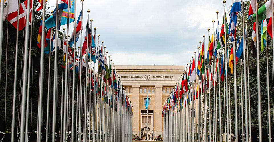 Kuvituskuva: YK:n päämajan edusta lippuineen.