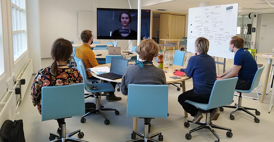 OpiskelijatjaopettajattyöskentelevätLinnanmaankampuksellakeväällä2021.Yksiopiskelijaosallistuuverkkoyhteydellä,muutistuvatpyöreänpöydänympärillä.