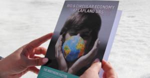 Kuvassa kädet, jotka pitävät kiinni "Bo & Circular Economy at Lapland UAS" -lehtistä.
