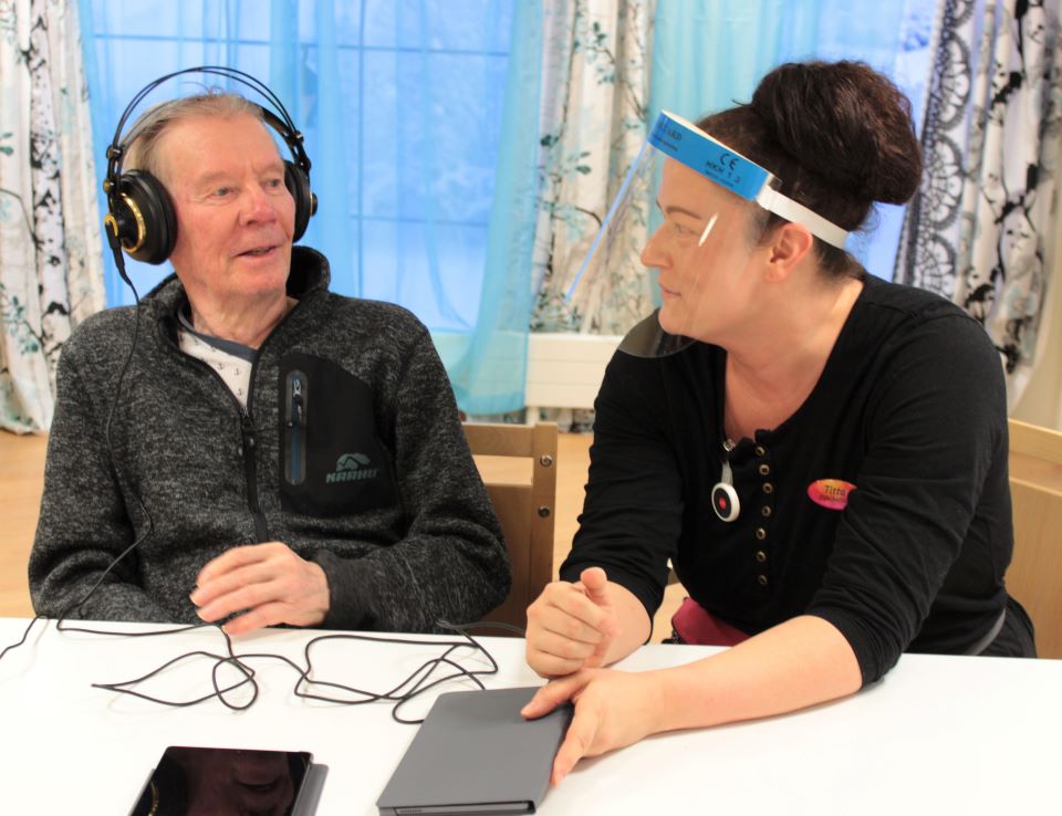 A Jokihovi resident listening to music for breathing. Photo: Olivier Brabant.